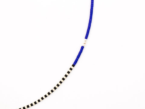 Halskette mit blau cremeweiß schwarzen Acrylperlen und 18k vergoldeten Perlen – Minimalistisch Perlenschmuck, Handmade von eilenna