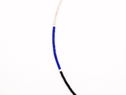 Halskette mit blau cremeweiß schwarzen Acrylperlen und 18k vergoldeten Perlen – Minimalistisch Perlenschmuck, Handmade von eilenna