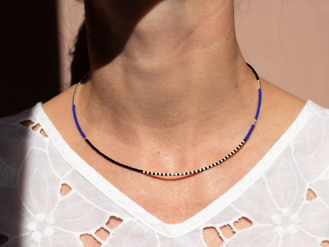 Halskette mit blau cremeweiß schwarzen Acrylperlen und 18k vergoldeten Perlen – Minimalistisch Perlenschmuck, Handmade von eilenna