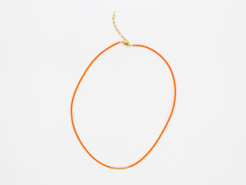 Halskette mit orange Acrylperlen und 18k vergoldeten Zwischenperlen – Minimalistisch Perlenschmuck, Handmade von eilenna