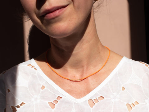 Halskette mit orange Acrylperlen und 18k vergoldeten Zwischenperlen – Minimalistisch Perlenschmuck, Handmade von eilenna