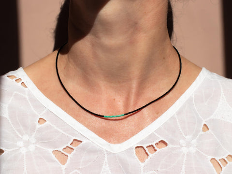 Halskette mit schwarz mintgrün Acrylperlen – Minimalistisch Perlenschmuck, Handmade von eilenna