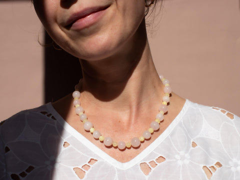 Halskette aus Rosenquarz Naturstein Perlen und gelbem Chalcedon mit 18K vergoldetem Verschluss Halsschmuck für Damen, Handmade von eilenna