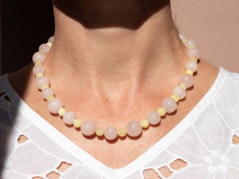 Halskette aus Rosenquarz Naturstein Perlen und gelbem Chalcedon mit 18K vergoldetem Verschluss Halsschmuck für Damen, Handmade von eilenna