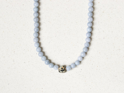 Blaue Chalcedon Halskette mit Dalmatiner Jaspis, Naturstein Perlenkette Damen, Edelstein Schmuck 18K Vergoldet, Handgemacht von eilenna