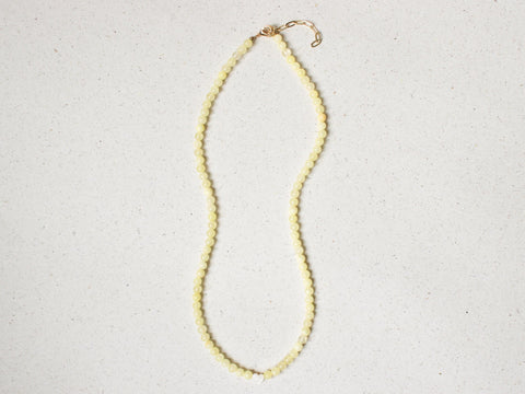 Zarte Perlenkette Gelb mit Herz Anhänger, Zitronen Chalcedon Halskette Damen, Muschelperle Schmuck 18K Gold Verschluss, Handmade von eilenna