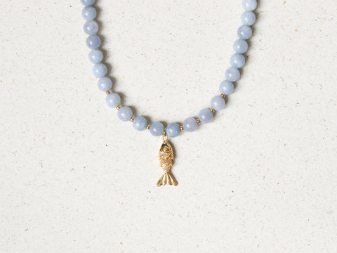 Blaue Chalcedon Halskette mit Fisch Anhänger Gold, Maritimer Schmuck Damen, Naturstein Perlenkette, 18K Vergoldet Handgemacht eilenna
