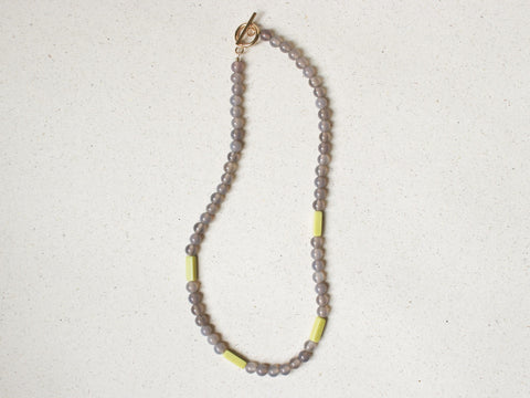 Graue Achat Halskette mit Steinperlen, Naturstein Kette Damen Grau Gelb, 18K Vergoldet, Handgemachter Schmuck von eilenna