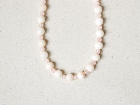 Halskette Rosenquarz & Chalcedon, Pastell Perlenkette Damen, Weiß Rosa Edelsteinschmuck 18K Gold Verschluss, Handmade von eilenna