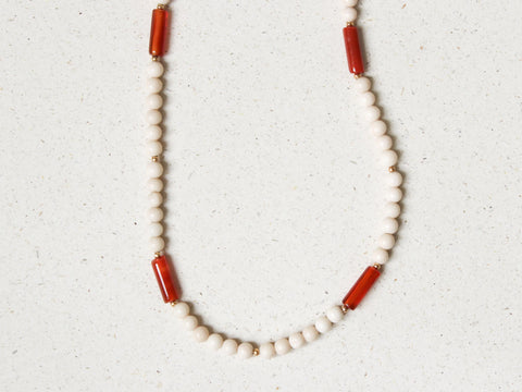 Rote Achat Halskette mit Fossilstein, Naturstein Perlenkette Damen, 18K Vergoldet, Handgemachter Edelstein Schmuck von eilenna