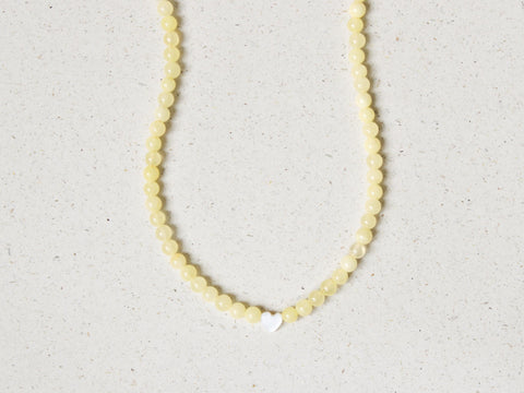 Zarte Perlenkette Gelb mit Herz Anhänger, Zitronen Chalcedon Halskette Damen, Muschelperle Schmuck 18K Gold Verschluss, Handmade von eilenna