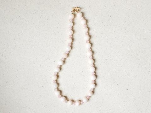 Halskette Rosenquarz & Chalcedon, Pastell Perlenkette Damen, Weiß Rosa Edelsteinschmuck 18K Gold Verschluss, Handmade von eilenna