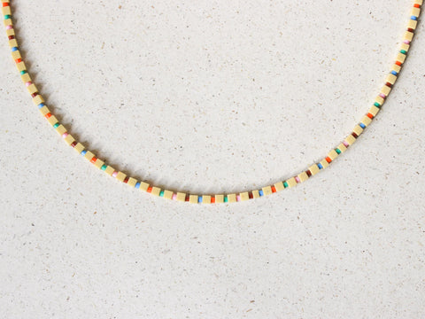 Halskette mit bunten Acrylperlen, Minimalistischer Perlenschmuck, 18 Karat vergoldeter Verschluss, Handgemacht von eilenna