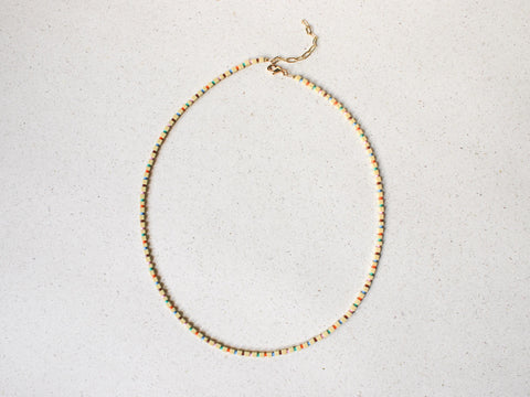 Halskette mit bunten Acrylperlen, Minimalistischer Perlenschmuck, 18 Karat vergoldeter Verschluss, Handgemacht von eilenna