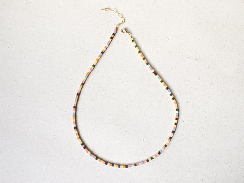 Halskette mit bunten Acrylperlen, Minimalistischer Perlenschmuck, 18 Karat vergoldeter Verschluss, Handgemacht von eilenna