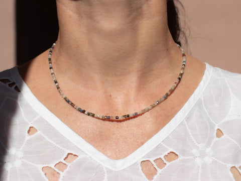 Bunte Edelstein Halskette Damen, Boho Naturstein Kette Handgemacht, Bergkristall Quarz Lapislazuli Prehnit Sodalit, 18K vergoldet, eilenna