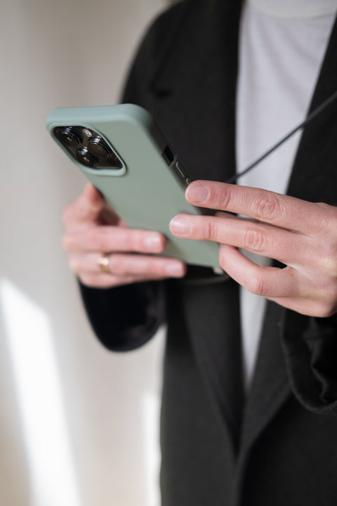 eilenna Wechselbare Handykette und Hülle in SAGE mit Kordel OAT